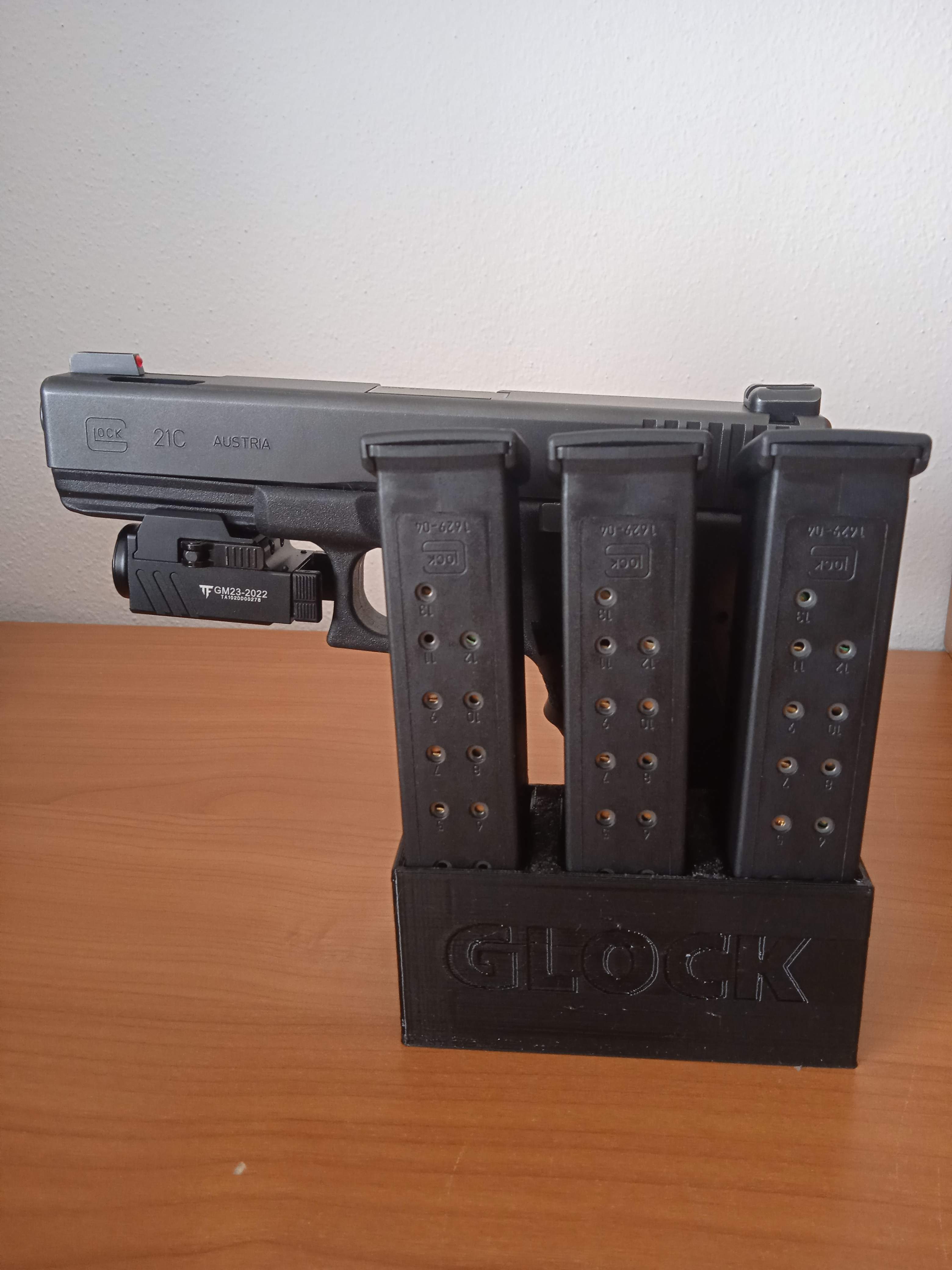 Stojánek do trezoru na Glock 21 + 3 zásobníky